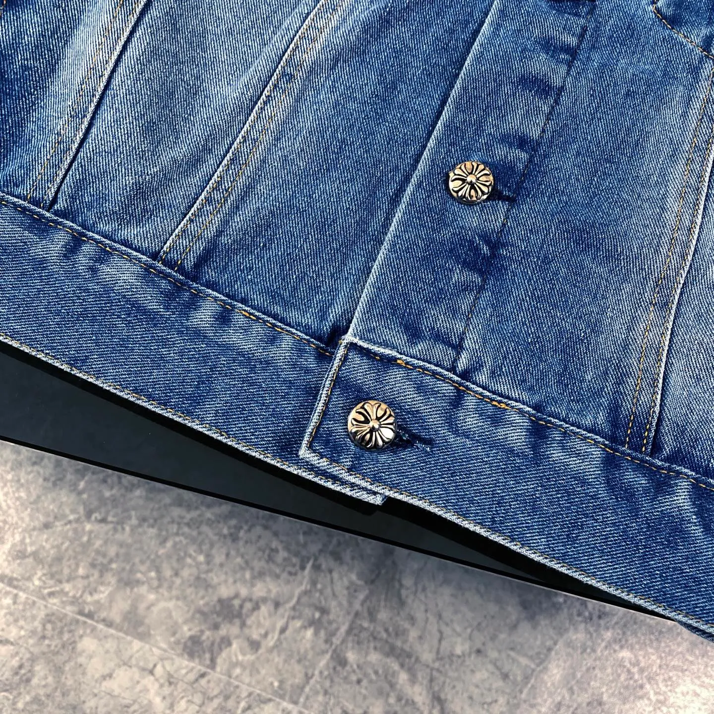 🅿️360 Chrome Hearts Chrome Hearts logo heavily embroidered leather classic couple style washed denim jacket. Super popular style is here. The best item for this weather is cool oversize style. The classic cross white logo is all over the whole dress, and the cross leather label on the back is the finishing touch. It is full of personality without being exaggerated. It is a perfect versatile style for spring and summer! It is made of 100% denim cotton fabric with heavy thread count and washed with water to ensure a stiff and tough shape while being comfortable and breathable against the skin. The high-density embroidery of Sanskrit letters is ultra-exquisite. The original molded custom buttons, large cross leather label, and Krossin silver details are all luxurious! Casual and loose fit, lazy and casual, the same style for men and women. It is very trendy to match it with sweatpants and wide-leg pants casually. The focus is on versatility. It can be used as a jacket in spring and autumn. It is amazing. Size: M–XL Color: Blue